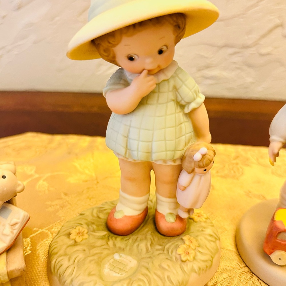 Charming hand paint. "Memories of Yesterday" Set of All Four Figurines One Price - Picture 3 of 11